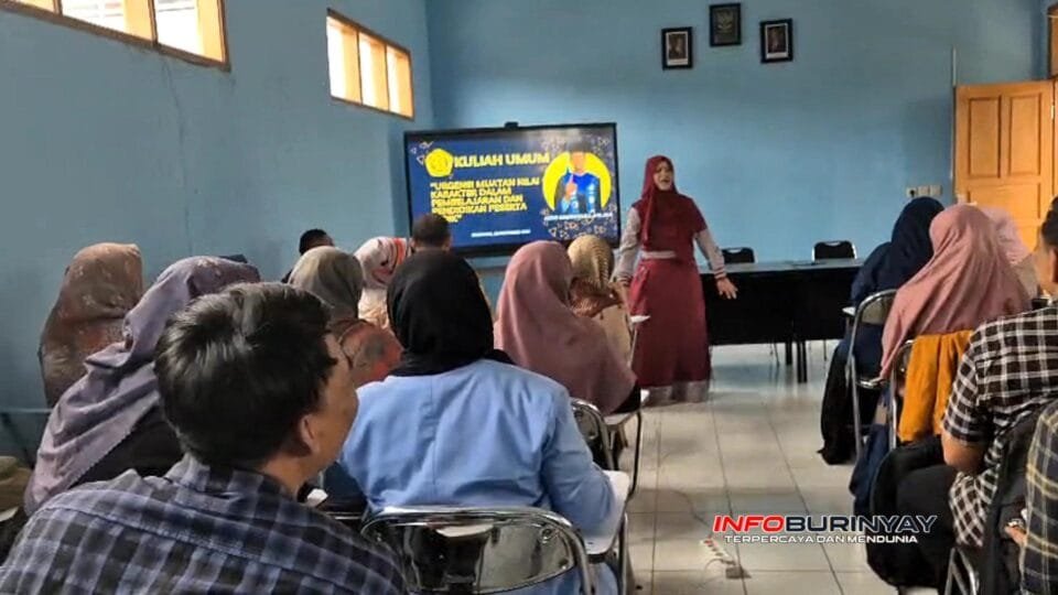 Peserta mengikuti kuliah umum pendidikan karakter Islami yang digelar Yayasan Imam Syafei di Kampus PKBM Imam Syafei, Cileunyi, Kabupaten Bandung.