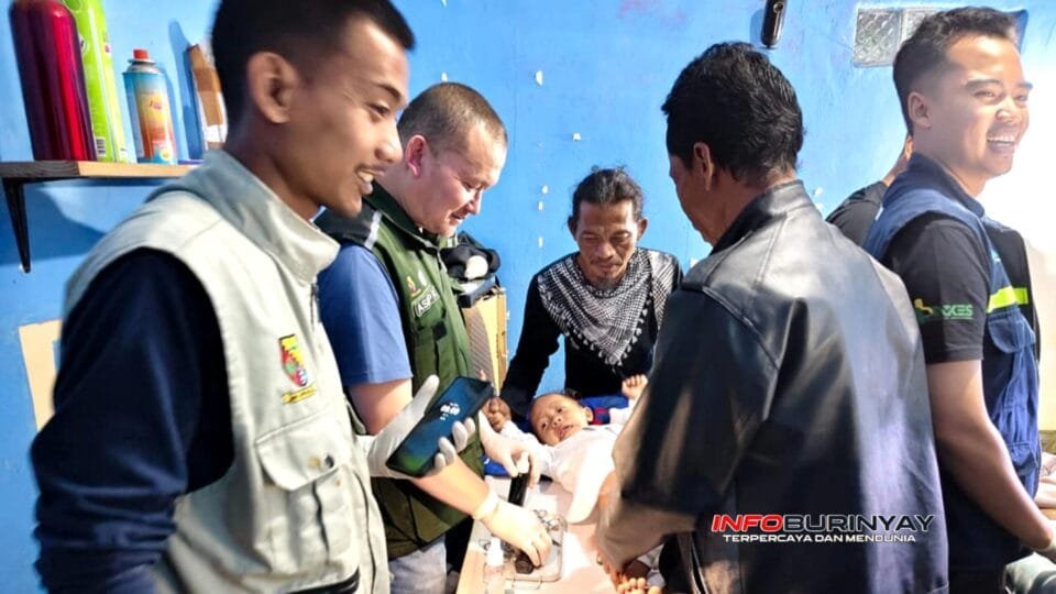 Petugas medis bersama panitia GBPP 2 melakukan khitanan massal bagi anak di Desa Baros, Arjasari, Kabupaten Bandung