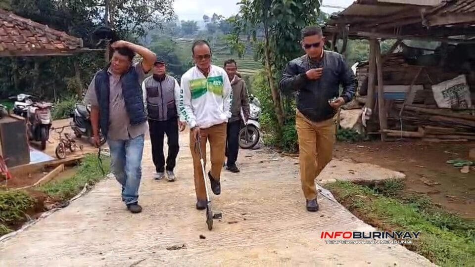Petugas monitoring Kecamatan Ciwidey mengukur hasil pembangunan jalan desa di Rawabogo sebagai bagian dari evaluasi BKK dan Banprov 2025.