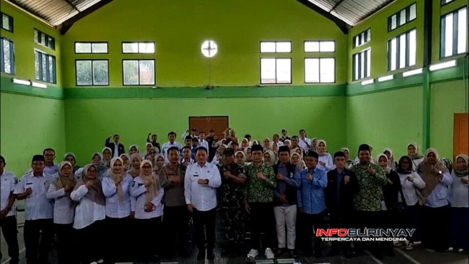 Plt Camat Rancaekek Gugum Gumilar bersama Forkopimcam, kepala desa, dan stakeholder foto bersama usai rapat evaluasi pemerintahan Kecamatan Rancaekek 2025 di GSG Rancaekek Kencana.