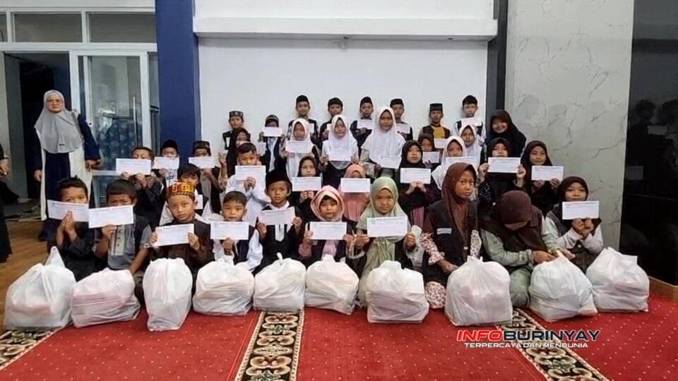 Puluhan anak yatim piatu binaan Amaliah Foundation menunjukkan santunan yang diterima dalam program Santunan Yatim Piatu Hebat di Masjid Amaliah Paseh, Kabupaten Bandung.