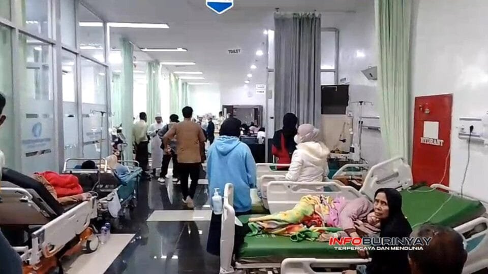 Puluhan santri Pondok Pesantren Nuurush Sholaah menjalani perawatan di rumah sakit akibat dugaan keracunan makanan usai menyantap nasi box.