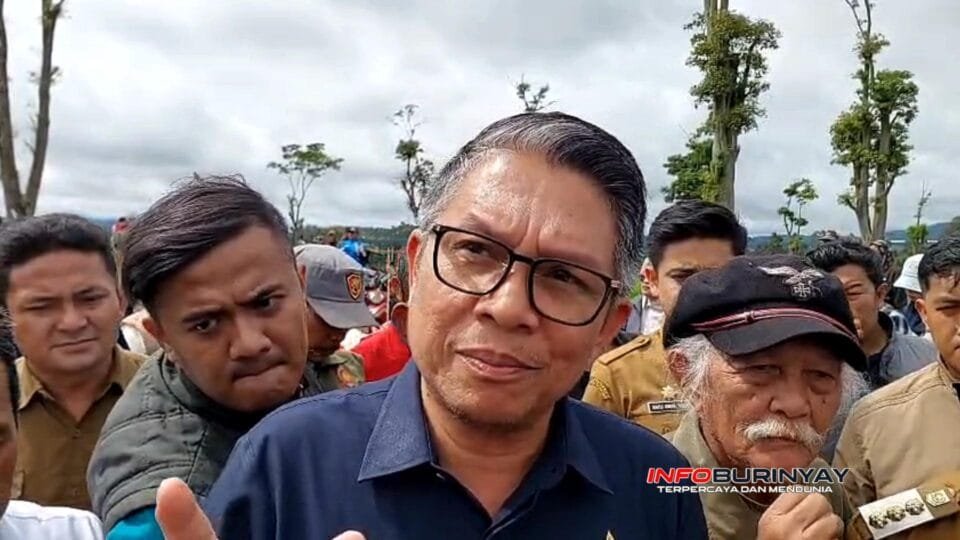 Region Head PTPN I Regional 2 Desmanto memberikan keterangan kepada awak media di lokasi kegiatan penanaman pemulihan lahan PTPN di Pangalengan.
