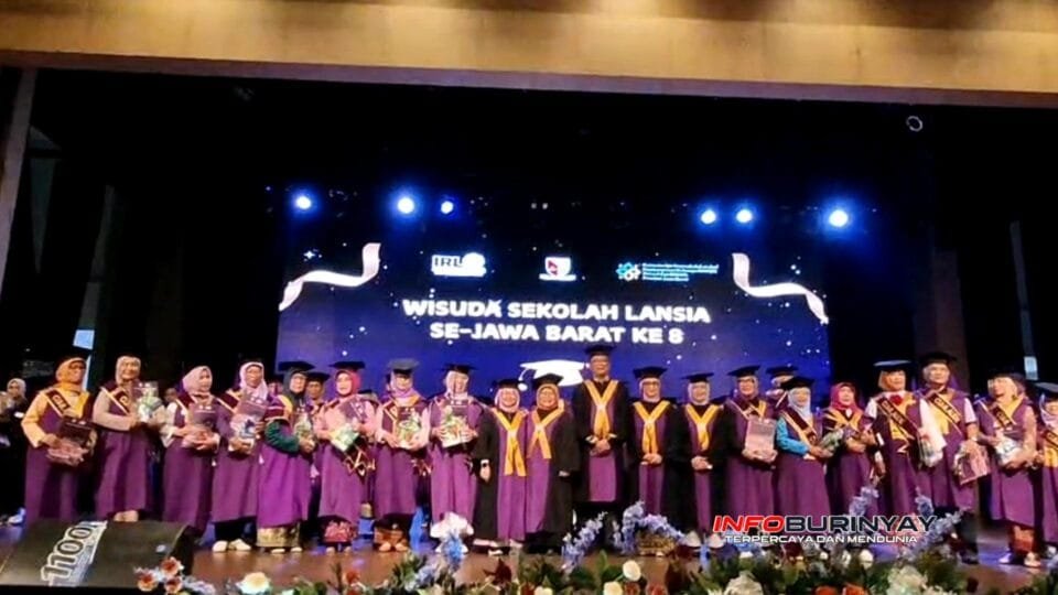 Sekda Kabupaten Bandung Cakra Amiyana berada ditengah tengan Wisuda Angkatan VIII Sekolah Lansia IRL Jawa Barat di Gedung Budaya Soreang.