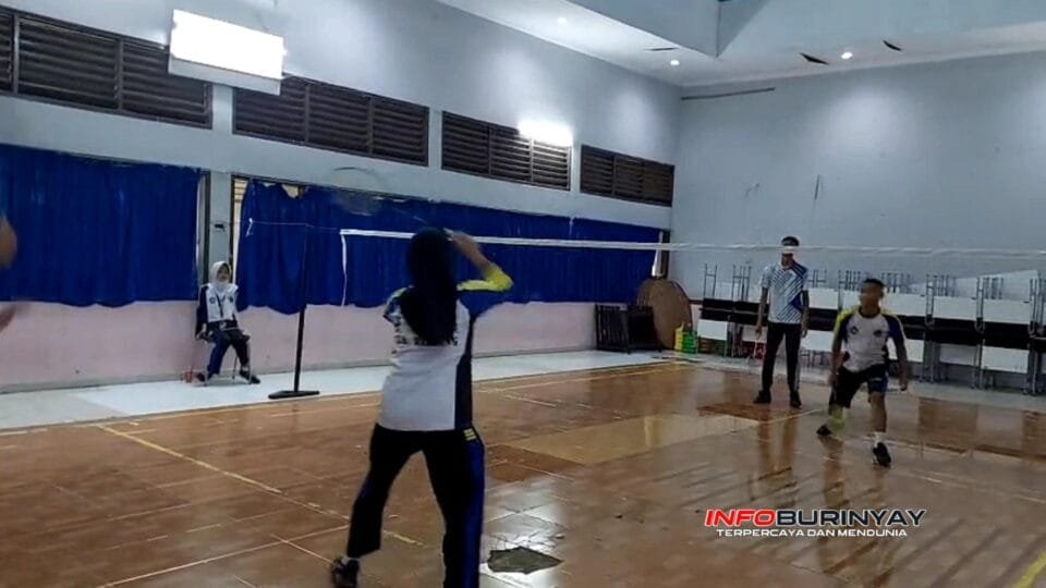 Siswa SMPN 1 Ciwidey mengikuti pertandingan bulu tangkis dalam kegiatan Olimpiade Mini Sekolah saat class meeting semester ganjil.