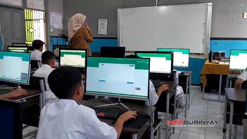 Siswa SMPN 1 Ciwidey mengikuti ujian PSAS berbasis CBT di laboratorium komputer dengan pengawasan guru.