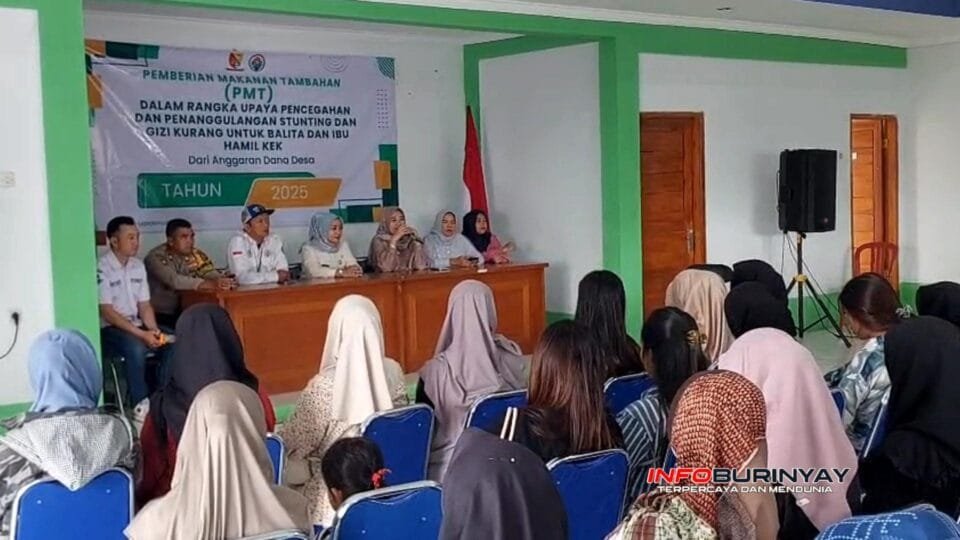 Suasana penyaluran PMT ibu hamil KEK di Desa Lebakmuncang, saat pemerintah desa dan TP PKK memberikan sosialisasi pencegahan stunting kepada para penerima manfaat tahun 2025.