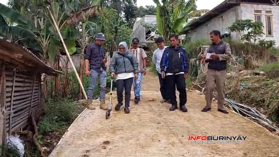 Tim Monev Kecamatan Ciwidey meninjau kondisi rabat beton di RW 13 Pasirkemir, Desa Lebakmuncang, untuk memastikan pembangunan Banprov dan Bunga Desa sesuai aturan.