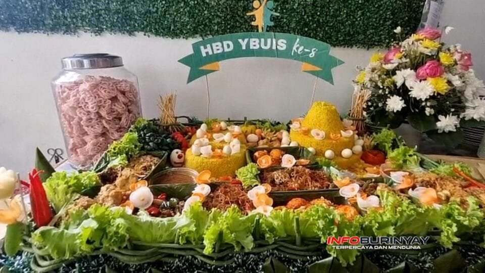 Tumpeng perayaan Milangkala ke-8 Yayasan Budaya Individu Spesial (YBUIS) di Galeri PlaAstro Bandung, Sabtu 27 Desember 2025