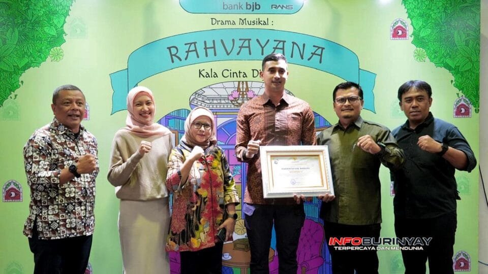 Wakil Bupati Bandung Ali Syakieb menerima Penghargaan Keterbukaan Informasi Publik KIP Jabar 2025 di ITB Bandung