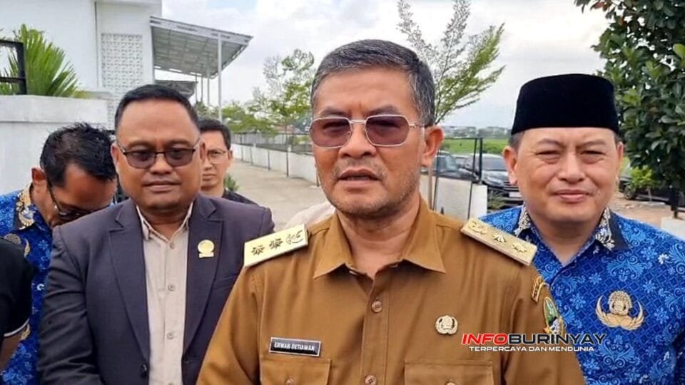 Wakil Gubernur Jawa Barat Erwan Setiawan memberikan keterangan kepada media saat menghadiri kegiatan pendidikan dan peringatan Hari Disabilitas Internasional di Rancaekek, Kabupaten Bandung.