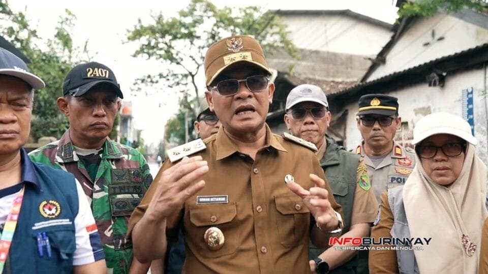 Wakil Gubernur Jawa Barat H. Erwan Setiawan sedang memberikan keterangan kepada media saat meninjau lokasi banjir di Desa Dayeuhkolot, didampingi aparat TNI, Polri, BPBD, dan perangkat daerah.