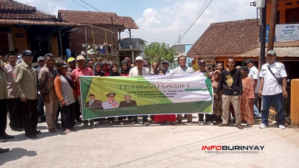 Warga Desa Cipaku di Kampung Pabeyan berkumpul sambil membentangkan spanduk terima kasih kepada Bupati Bandung atas pembangunan jalan Pabeyan–Darwati.