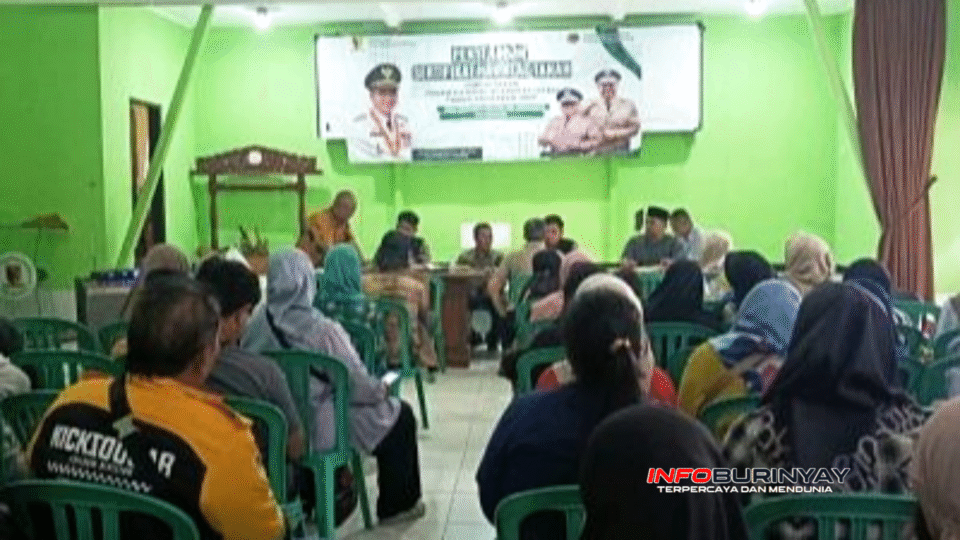 Warga Desa Margahayu Selatan mengikuti penyerahan sertipikat PTSL di Aula Kantor Desa bersama panitia dan perwakilan ATRBPN Kabupaten Bandung.