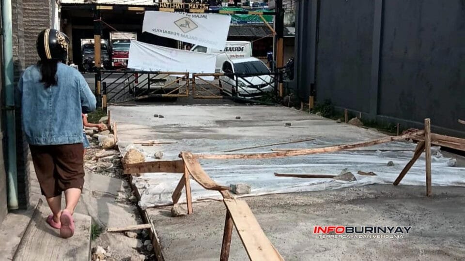 Warga RT 01 RW 04 Desa Cangkuang Kulon bergotong royong memperbaiki jalan lingkungan secara swadaya di Kecamatan Dayeuhkolot, Kabupaten Bandung.