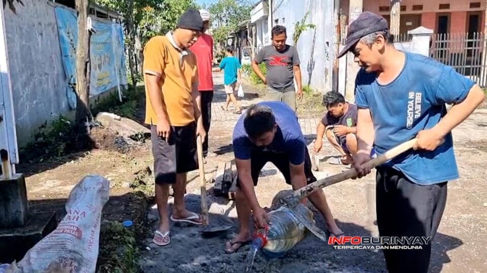 Warga RT 03 RW 23 Perumahan Rancaekek Permai 2 bergotong royong memperbaiki drainase saat kerja bakti jelang Nataru di Desa Jelegong.