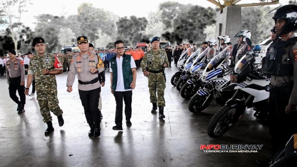 bupati bandung dadang supriatna bersama kapolresta bandung kombes pol aldi subartono meninjau pasukan operasi lilin 2025 di dome bale rame soreang