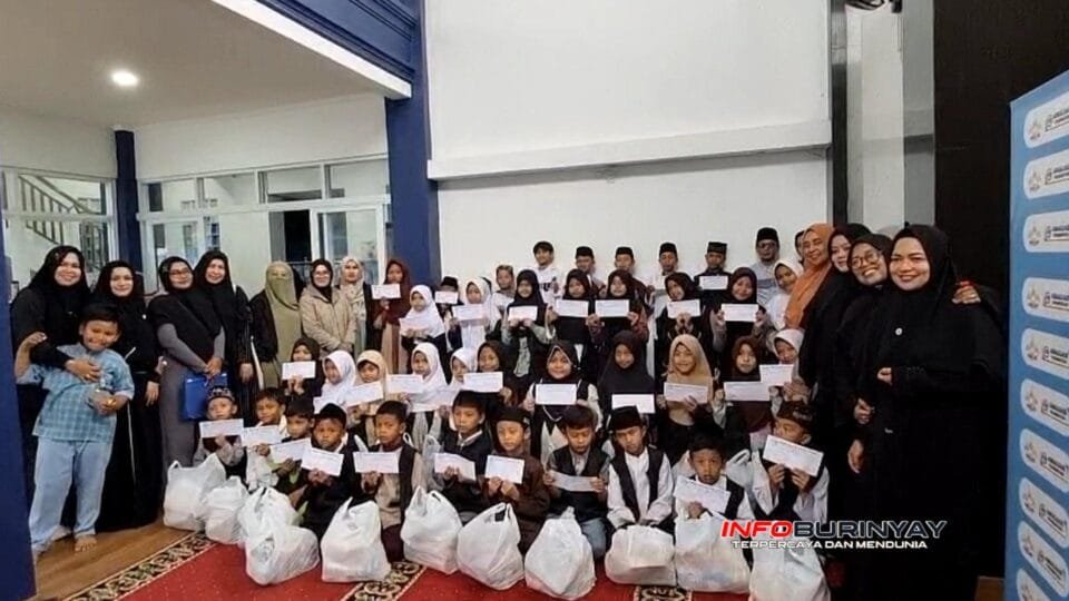 Anak-anak yatim piatu binaan Yayasan Amaliah Foundation berfoto bersama usai menerima santunan rutin Jumat ketiga di Masjid Amaliah, Paseh, Kabupaten Bandung.