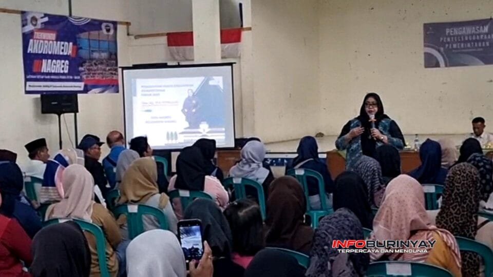 Anggota DPRD Jawa Barat Tia Fitriani menyampaikan sosialisasi pengawasan pemerintahan 2026 kepada warga Desa Nagreg di GOR Nagreg Kabupaten Bandung.