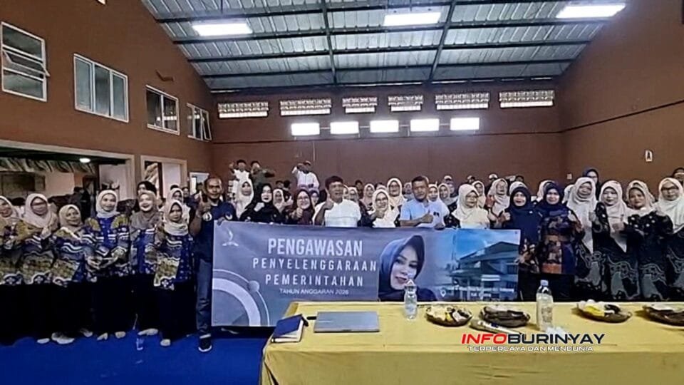 Anggota DPRD Provinsi Jawa Barat Dra. H. Tia Fitriani foto bersama kepala desa, tokoh masyarakat, dan warga saat pengawasan penyelenggaraan pemerintahan Tahun Anggaran 2026 di Desa Sukamukti, Kecamatan Katapang, Kabupaten Bandung.