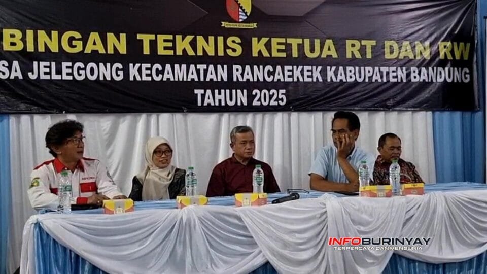 Bimtek Ketua RT dan RW Desa Jelegong Tahun 2025 di GOR Desa Jelegong Kecamatan Rancaekek Kabupaten Bandung