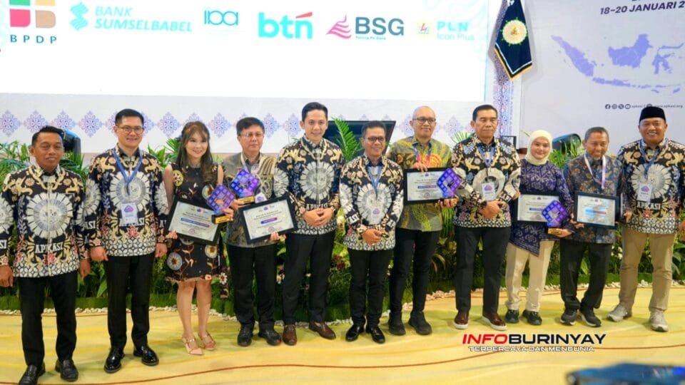 Bupati Bandung Dadang Supriatna (lima dari kanan) menghadiri Rakernas XVII APKASI 2026 di Hotel Aston Batam