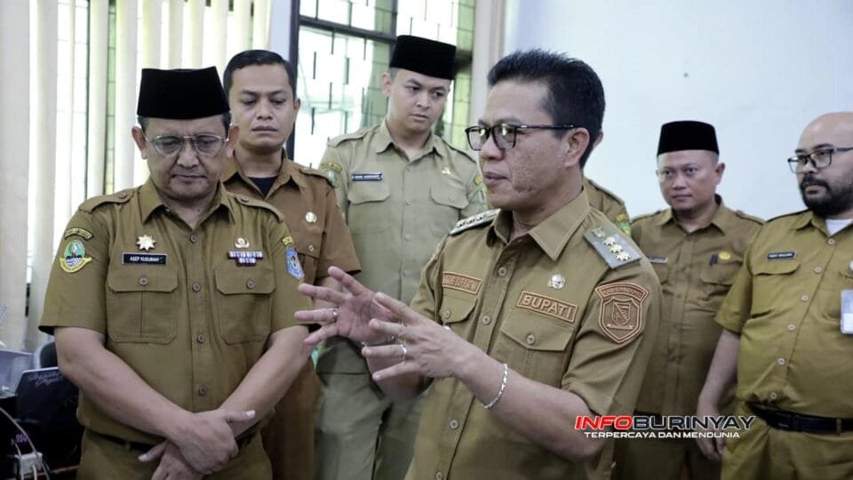 Bupati Bandung Dadang Supriatna melakukan inspeksi mendadak di Kantor Dinas Pendidikan Kabupaten Bandung untuk mengecek disiplin ASN.