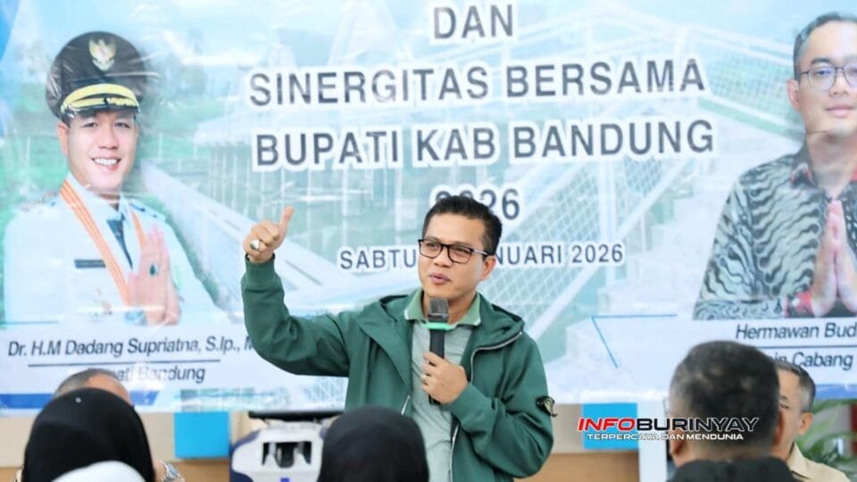 Bupati Bandung Dadang Supriatna menyampaikan paparan pada Kick Off Meeting Bank BJB Kantor Cabang Soreang Tahun 2026 di Soreang