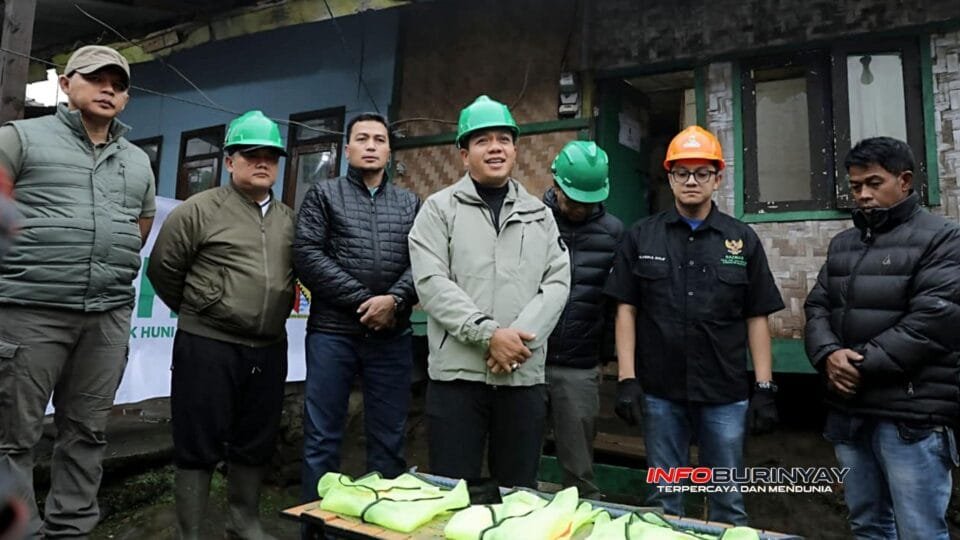 Bupati Bandung memberikan keterangan pers saat pelaksanaan program bedah rumah di Desa Banjarsari Kecamatan Pangalengan Kabupaten Bandung