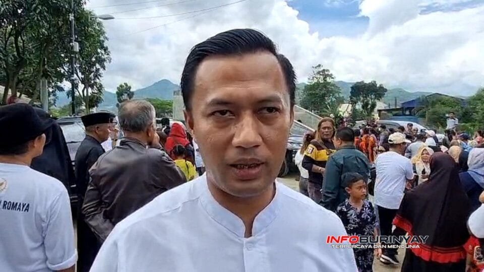Camat Bojongsoang Kankan Taufik Bernawan, S.Ip., memberikan keterangan kepada awak media usai peresmian Jembatan Roda Dua Cijeruk di Desa Bojongsari