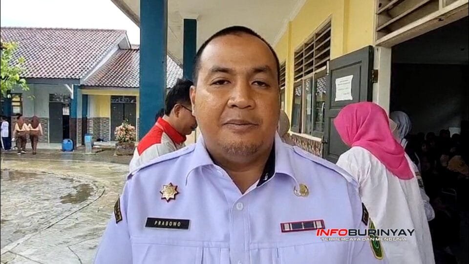 Camat Solokan Jeruk Rohmattulah Mukti Prabowo memberikan keterangan kepada media saat peringatan Hari Gizi Nasional 2026 di SMPN 1 Solokan Jeruk.