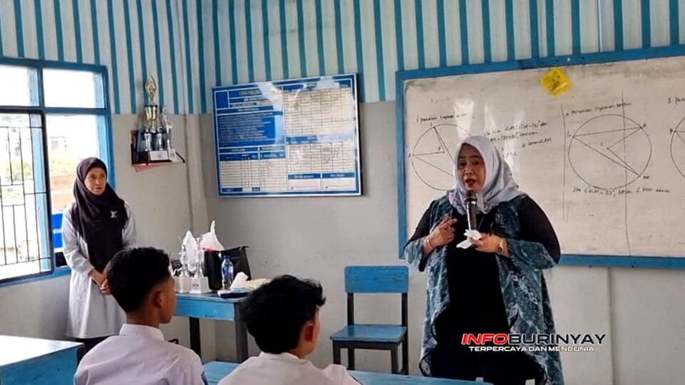 Dra. Hj. Tia Fitriani anggota DPRD Jawa Barat memberikan pendidikan demokrasi kepada siswa SMK Bhakti Putra Nagreg Kabupaten Bandung