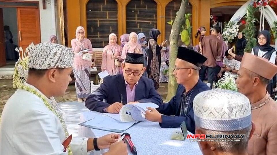 H. Budi Barokah menjadi saksi nikah pernikahan Saula Natalia Devi Permatasari dan Muhammad Rival Bayqi di Gedung Imah Asta Rancaekek