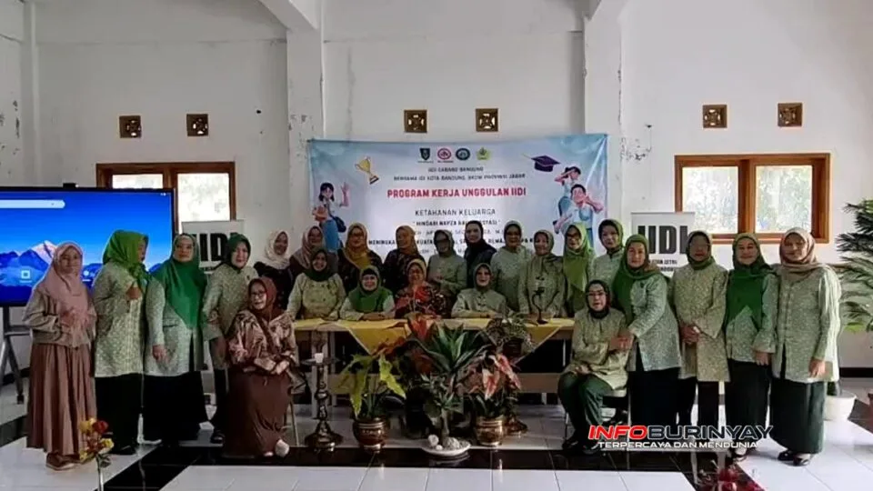 IIDI Cabang Bandung bersama IDI Kota Bandung dan BKOW Jawa Barat berfoto bersama usai sosialisasi Napza bertema Ketahanan Keluarga di SMK Guna Dharma Nusantara, Cicalengka.