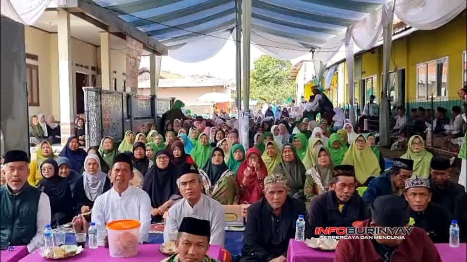 Jamaah Nahdliyin dan Nahdliyah menghadiri Harlah Nahdlatul Ulama ke-103 dan Harlah PRNU Bojongloa ke-5 di Halaman Masjid Al Ikhlas, Rancaekek, Kabupaten Bandung.