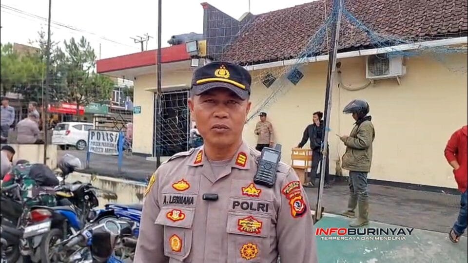 Kapolsek Pasirjambu AKP Asep Lesmana memantau razia knalpot brong di depan Mapolsek Pasirjambu, Kabupaten Bandung