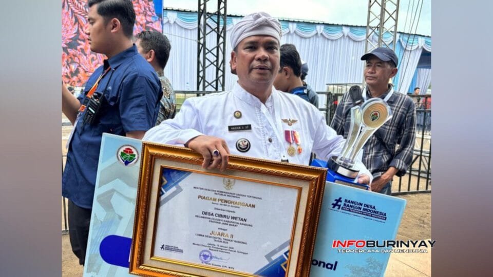 Kepala Desa Cibiru Wetan Hadiana Supriatna menunjukkan piagam dan trofi juara 2 Lomba Desa Digital Nasional 2026 di Boyolali Jawa Tengah