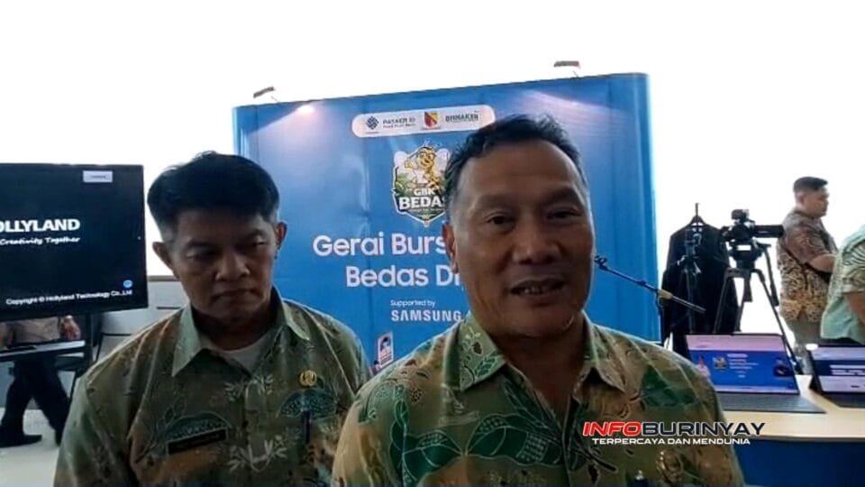 Kepala Disnaker Kabupaten Bandung H Dadang Komara memberikan keterangan saat peluncuran Gerai Bursa Kerja Bedas Digital 2026 di MPP Soreang