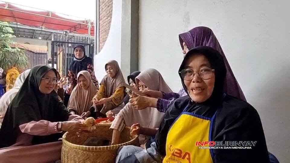 Ketua RT 04 memimpin ibu-ibu warga saat gotong royong memasak untuk persiapan pernikahan di Perumahan Kencana, Rancaekek.