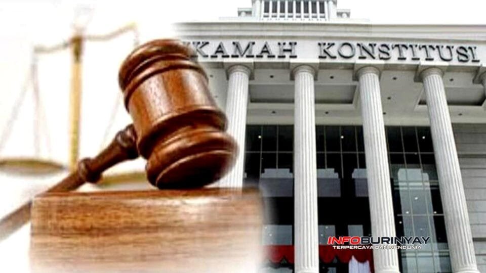 Palu hakim dengan latar Gedung Mahkamah Konstitusi terkait putusan MK soal perlindungan hukum wartawan dalam UU Pers