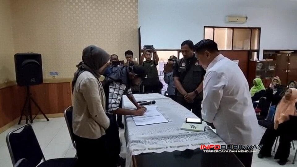 Penandatanganan kerja sama Save the Children dan Siaga Warga Rancaekek disaksikan Plt Camat Rancaekek pada lokakarya literasi iklim di Aula Kecamatan Rancaekek.