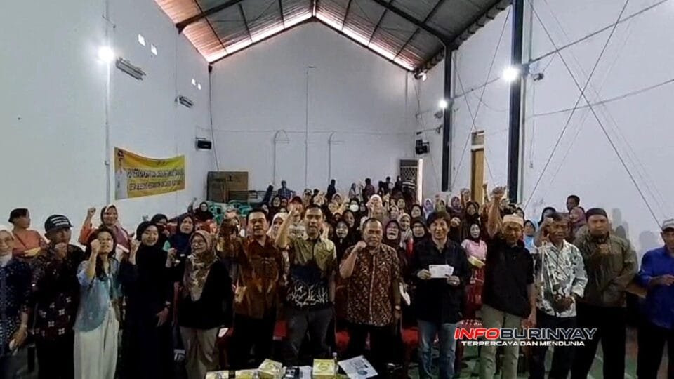 Pengurus dan anggota Koperasi Desa Merah Putih Jelegong berfoto bersama usai Rapat Anggota Tahunan Tahun Buku 2025 di GOR Desa Jelegong, Kecamatan Rancaekek, Kabupaten Bandung.