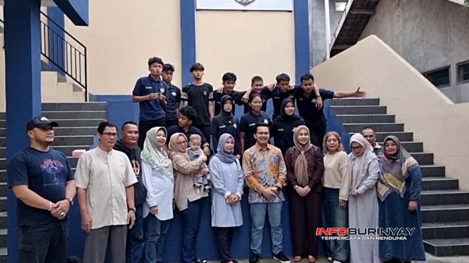 Perwakilan orang tua berfoto bersama peserta Bimtek Rumah Taruna usai pembinaan di Sat Brimob Polda Jawa Barat di Cinunuk, Kabupaten Bandung, Kamis 8 Januari 2026.