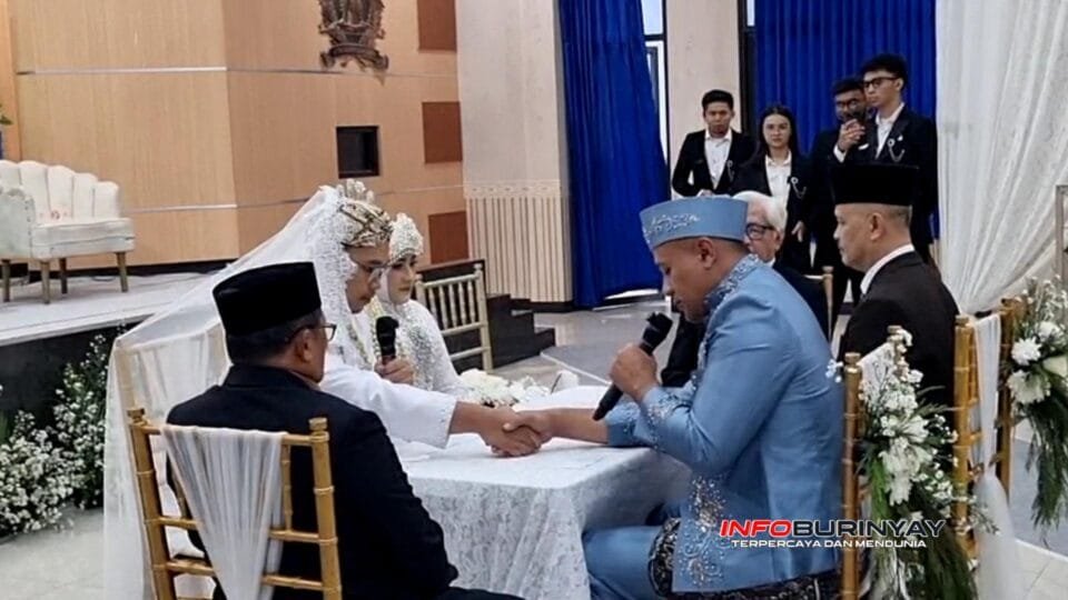 Prosesi akad nikah drg. Putri Widdya Utami dan Ramly Ramadhani saat ijab kabul di Gedung Budiardjo Koharmatau Lanud, Kecamatan Cicendo, Kota Bandung, Minggu (1112026).