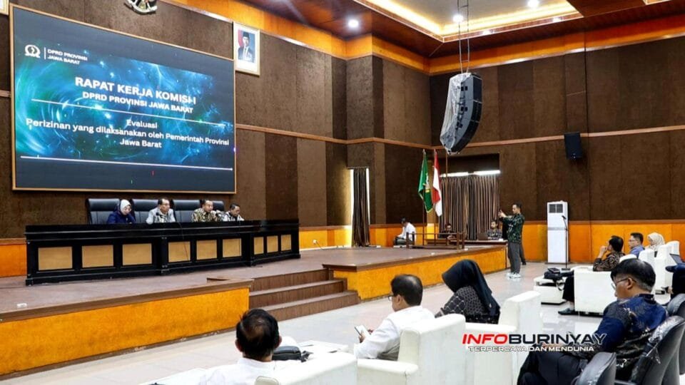 Rapat kerja Komisi I DPRD Provinsi Jawa Barat membahas evaluasi perizinan pemerintah provinsi bersama OPD dan asosiasi sektor perumahan serta pertambangan di Bekasi.