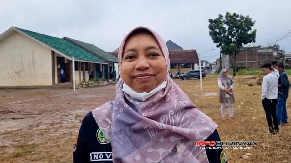 Rini Novi M dari Cabang Dinas Kehutanan Wilayah V Dishut Jabar saat memberikan keterangan terkait penanaman pohon di SMPN 5 Rancaekek.