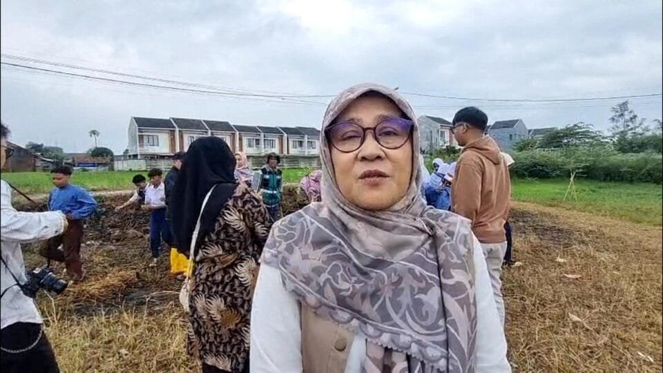 Sekretaris Kecamatan Rancaekek Dra. Noor Syahadah, M.Si., memberikan keterangan saat kegiatan Juna di SMP Negeri 5 Rancaekek, Kabupaten Bandung.