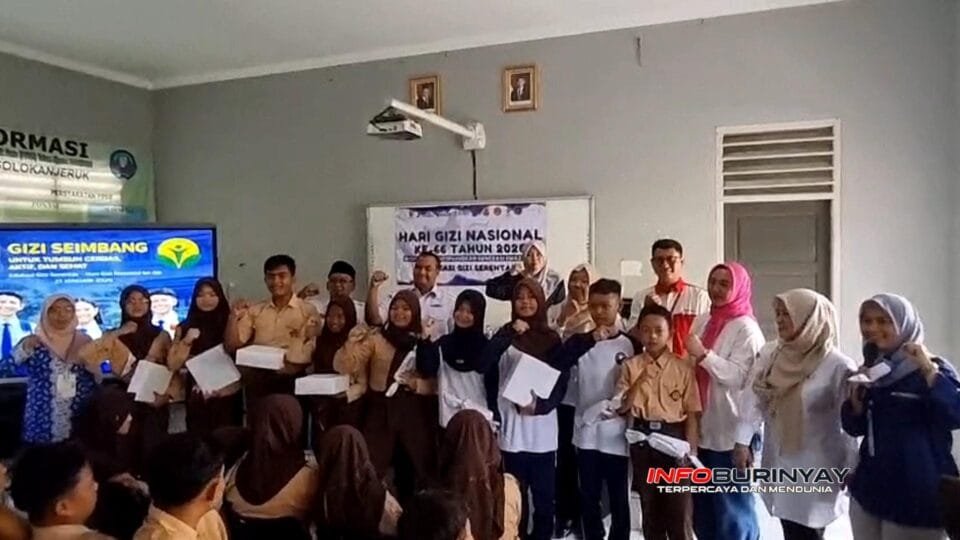 Siswa SMPN 1 Solokan Jeruk bersama guru, tenaga kesehatan, dan pemerintah kecamatan saat peringatan Hari Gizi Nasional ke-66 Tahun 2026 di Aula SMPN 1 Solokan Jeruk, Kabupaten Bandung.