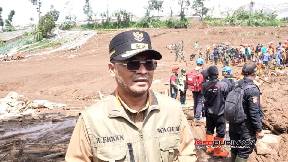Wakil Gubernur Jawa Barat Erwan Setiawan meninjau lokasi bencana tanah longsor di Cisarua Kabupaten Bandung Barat bersama tim gabungan penanggulangan bencana
