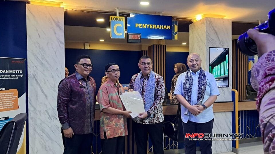 Wakil Menteri ATRBPN Ossy Dermawan (kedua dari kanan) menyerahkan berkas layanan pertanahan saat kunjungan kerja di Kantor BPN Kabupaten Bandung.